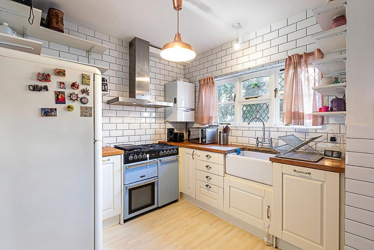 Stylish & Spacious 3-bed In Vibrant Bow Londra