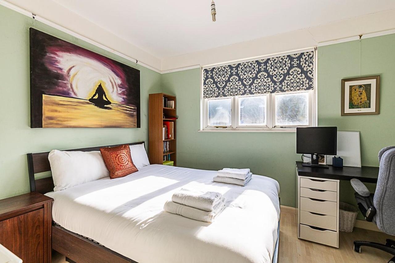 Stylish & Spacious 3-bed In Vibrant Bow Londra