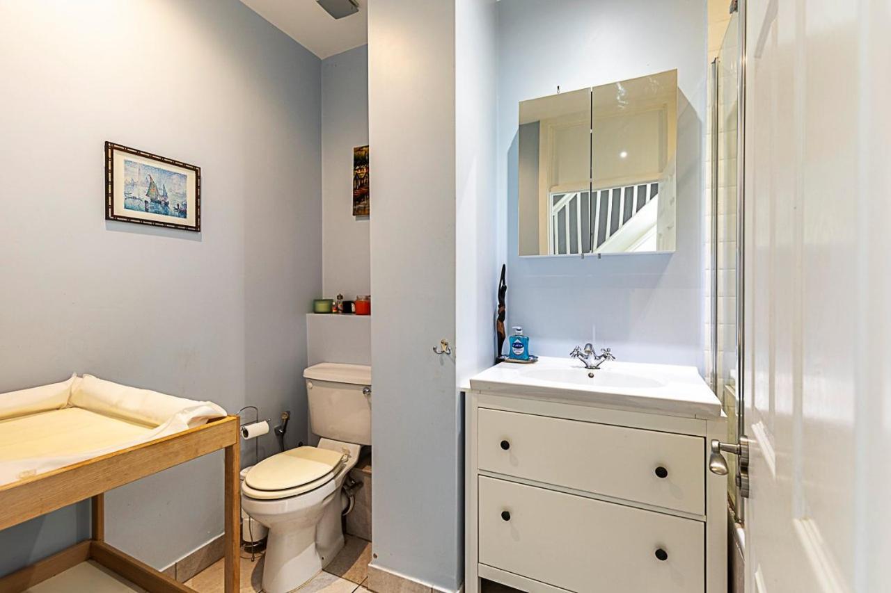 Stylish & Spacious 3-bed In Vibrant Bow Londra