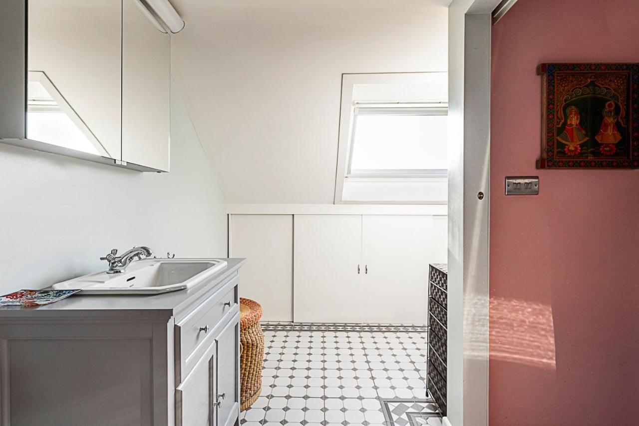 Appartamento Stylish & Spacious 3-bed In Vibrant Bow Londra