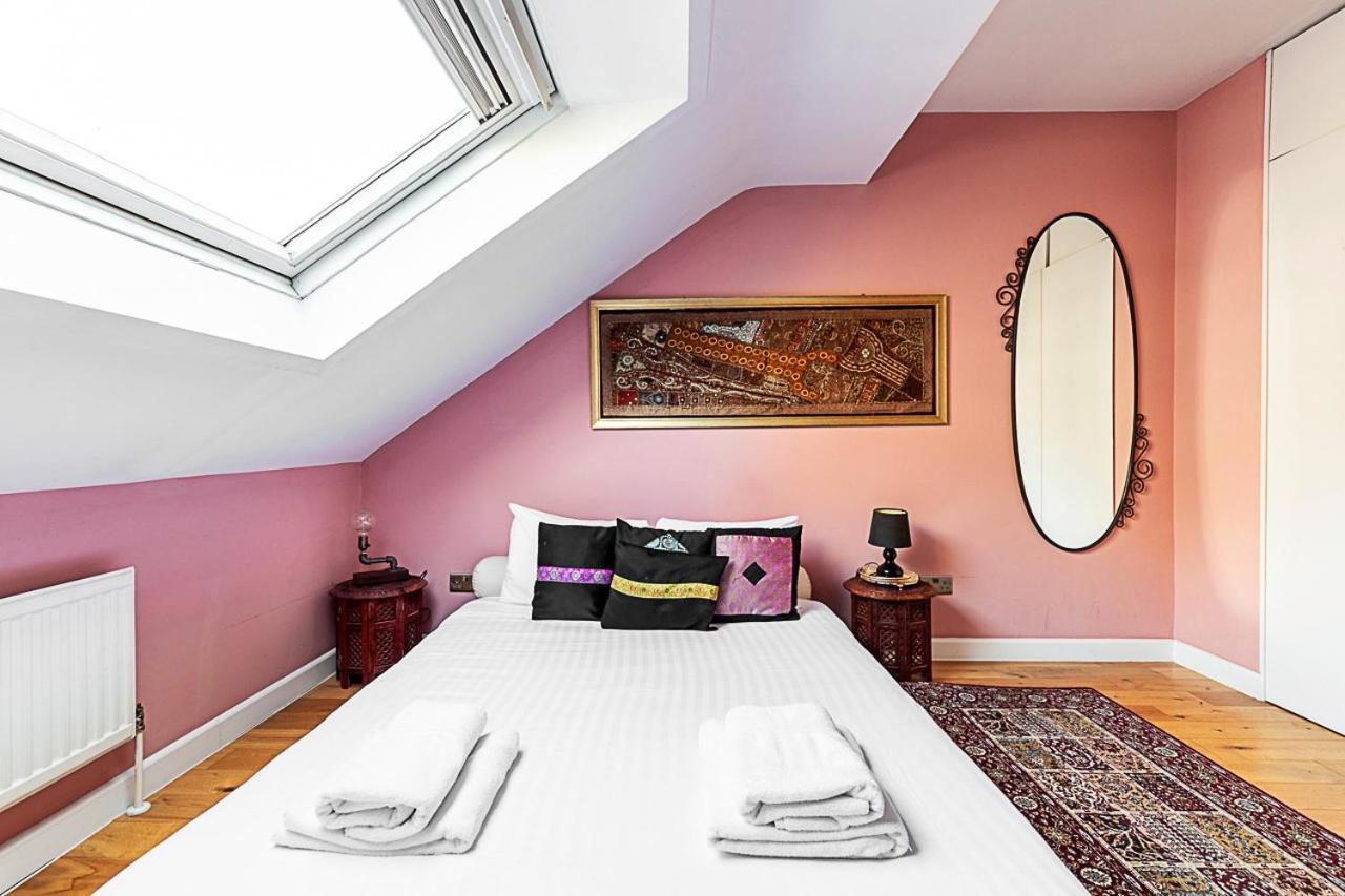 Stylish & Spacious 3-bed In Vibrant Bow Appartamento