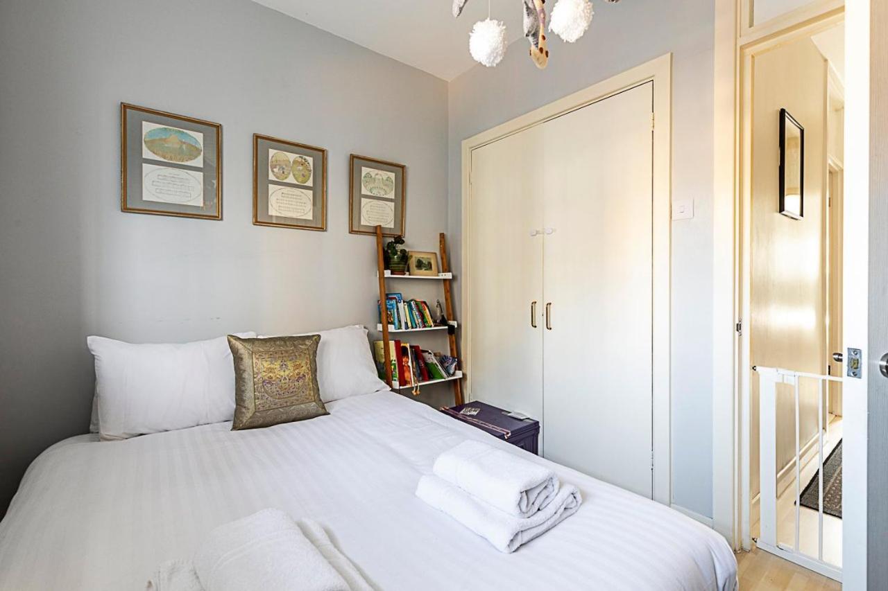 Stylish & Spacious 3-bed In Vibrant Bow Londra