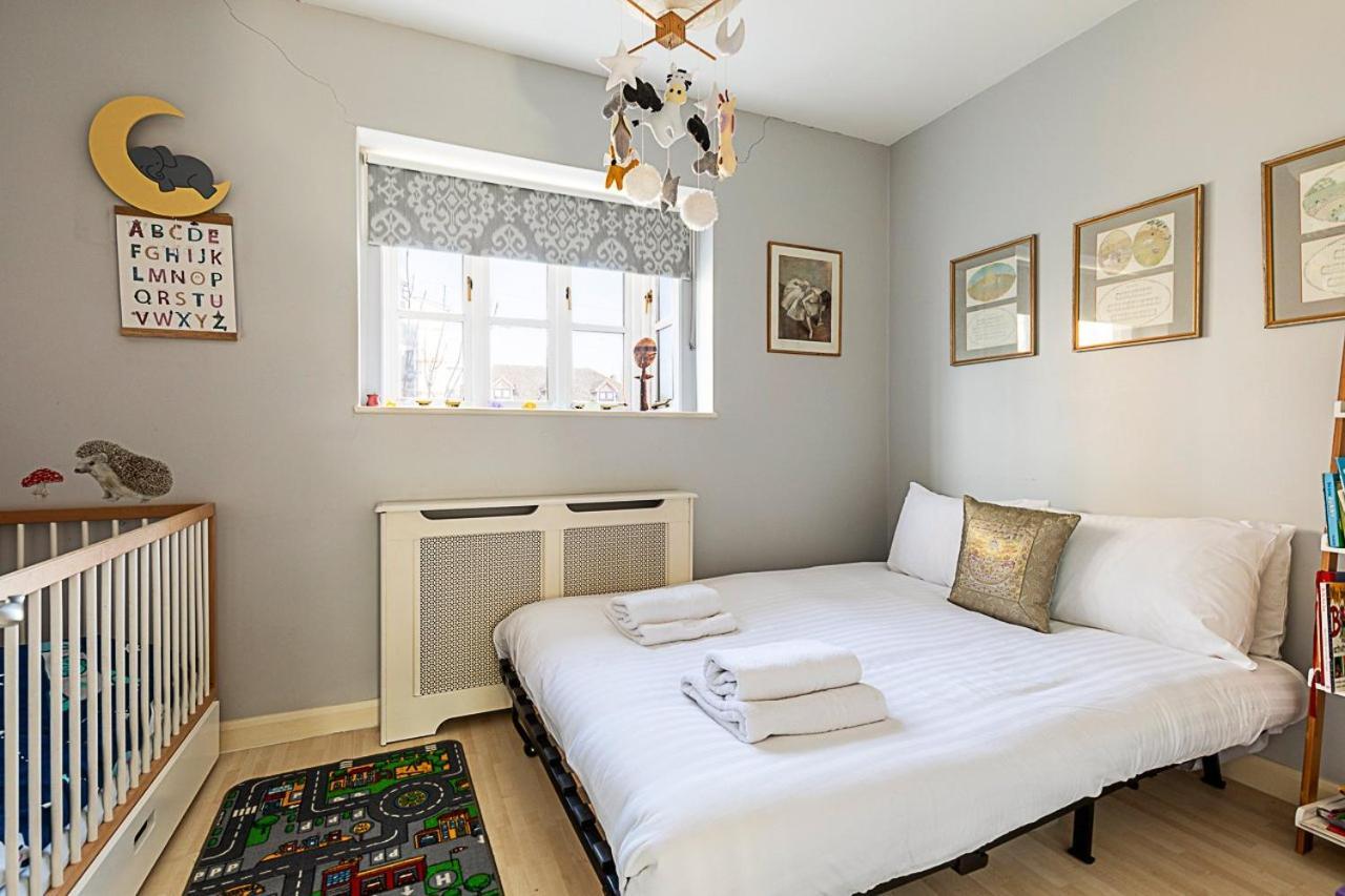 Stylish & Spacious 3-bed In Vibrant Bow Appartamento *