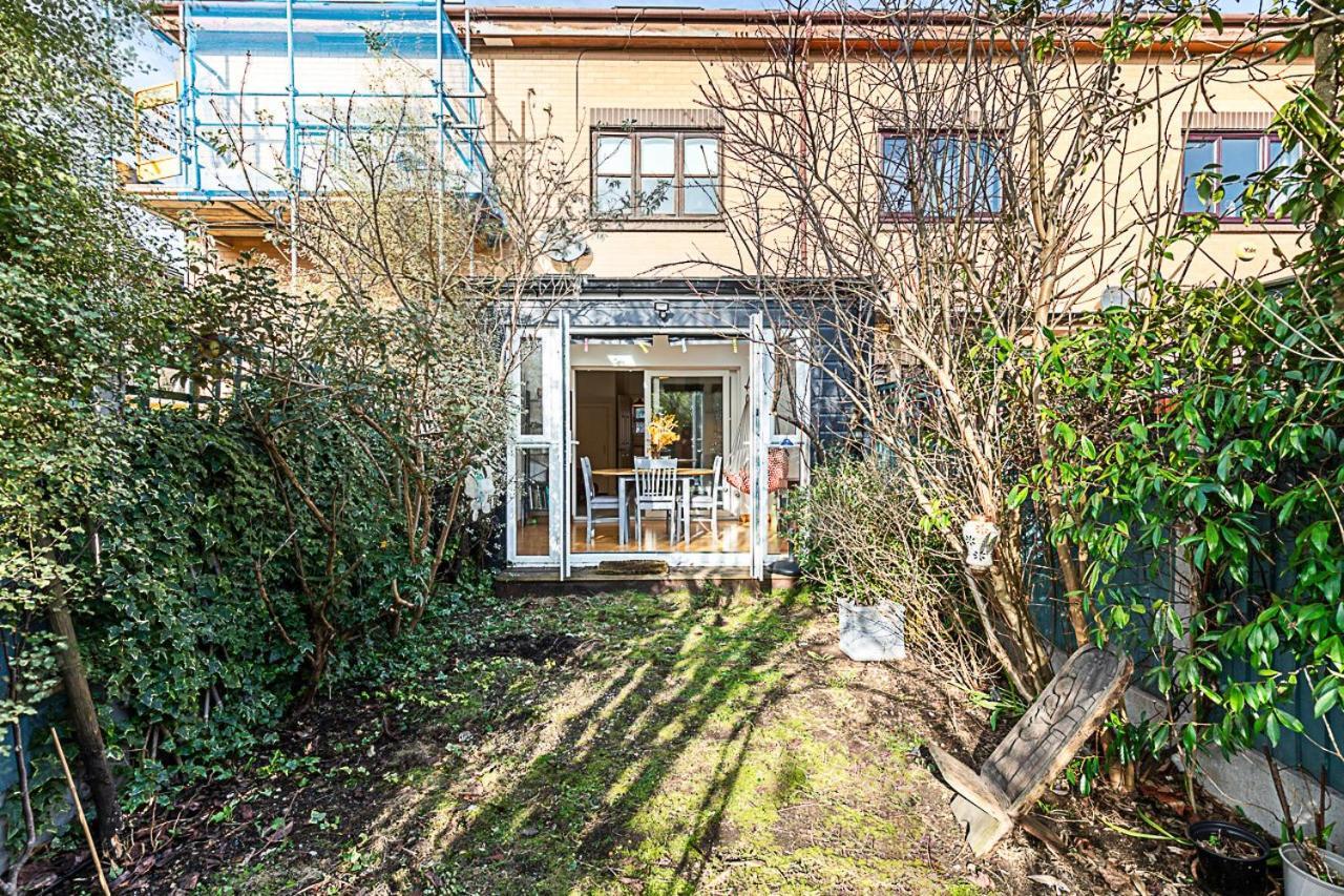 Stylish & Spacious 3-bed In Vibrant Bow Appartamento